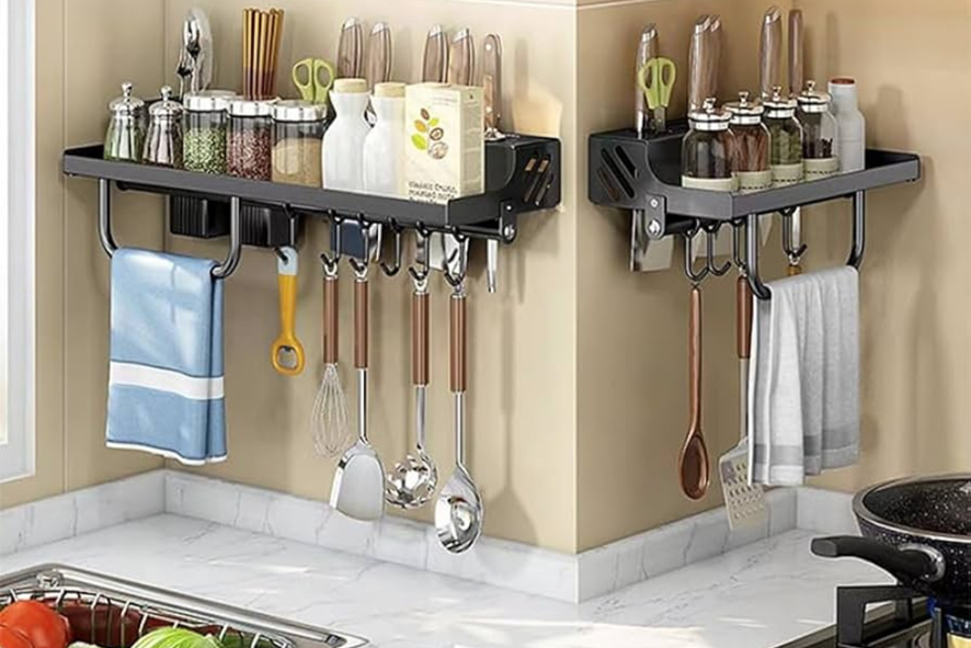 Em cozinhas compactas, esses acessórios fazem grande diferença, pois, além de aproveitar o espaço, alguns modelos são bonitos e valorizam o ambiente.